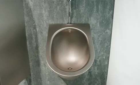 Découvrez en vidéo l'urinoir Inox DELTA qui assure hygiène et résistance. Il trouvera sa place dans un lycée ou un stade.