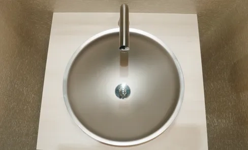 Découvrez en vidéo la vasque design RAVA en Inox qui combine plusieurs avantages : résistante, hygiénique et recyclable.